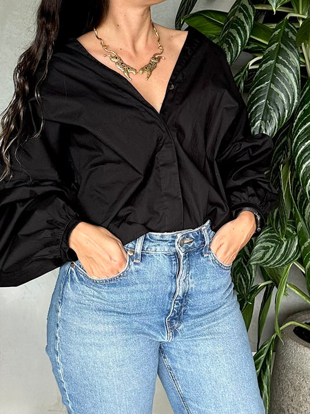 CAMISA NEGRA PERILLA OCULTA