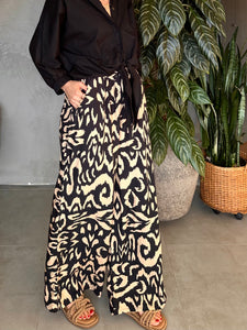 PANTALÓN NEGRO-CAMEL ESTAMPADO